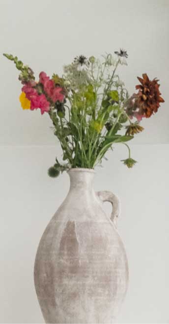 7 creek vase with flowers